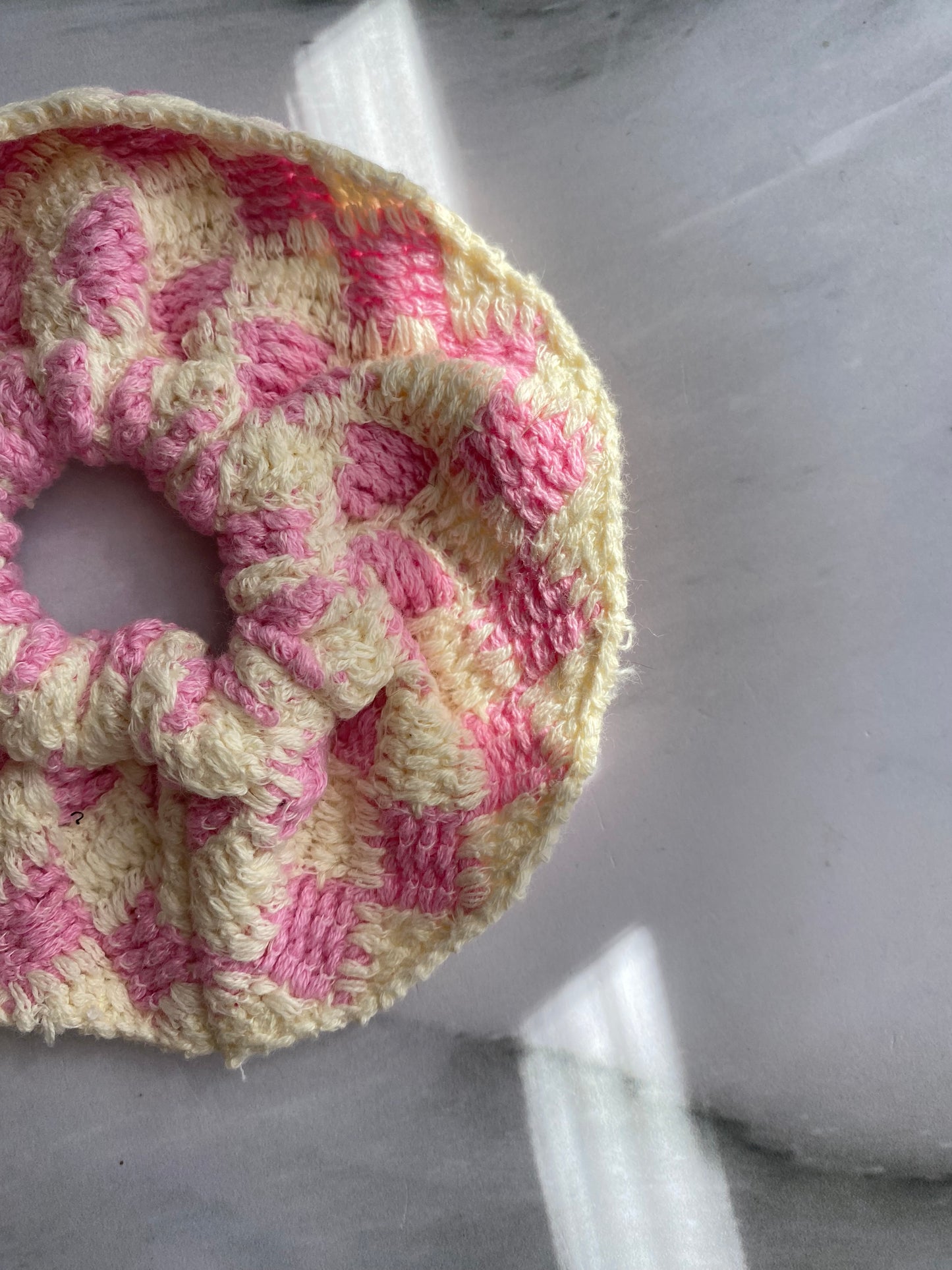 SCRUNCHIE TEJIDA CUADROS ROSA