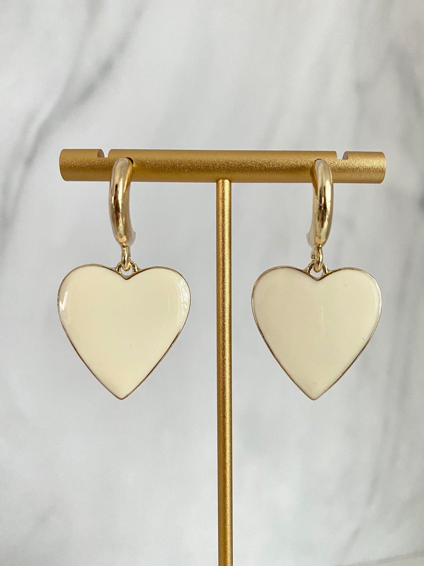 ARETES COLGANTES DE CORAZÓN BLANCO