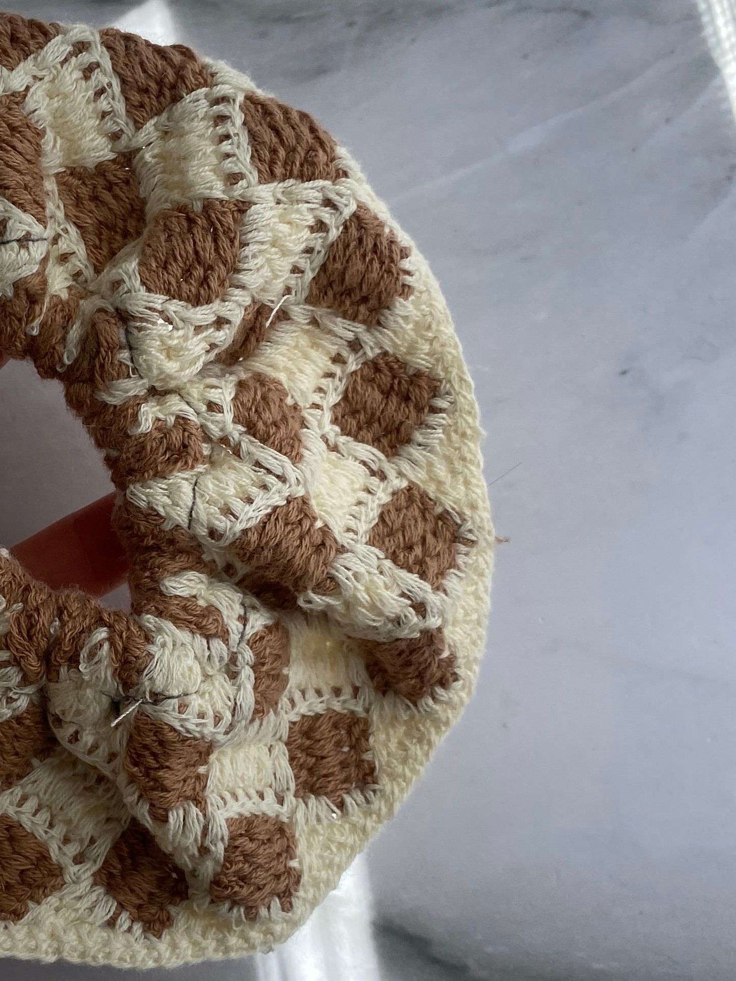 SCRUNCHIE TEJIDA CUADROS CAFÉ