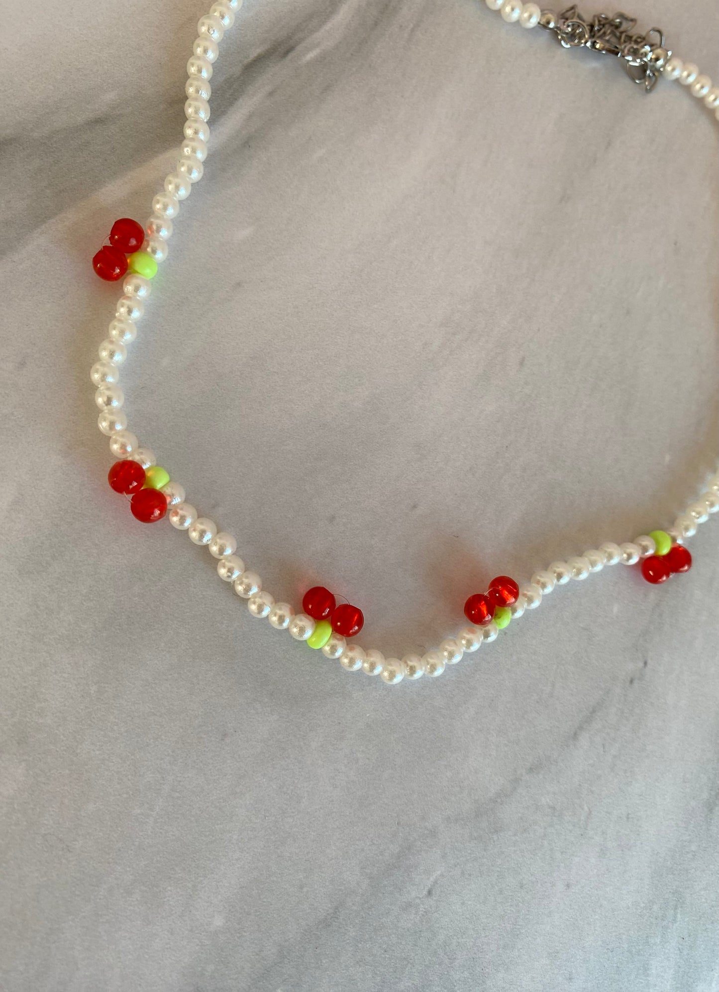 COLLAR DE CUENTAS CON CEREZAS