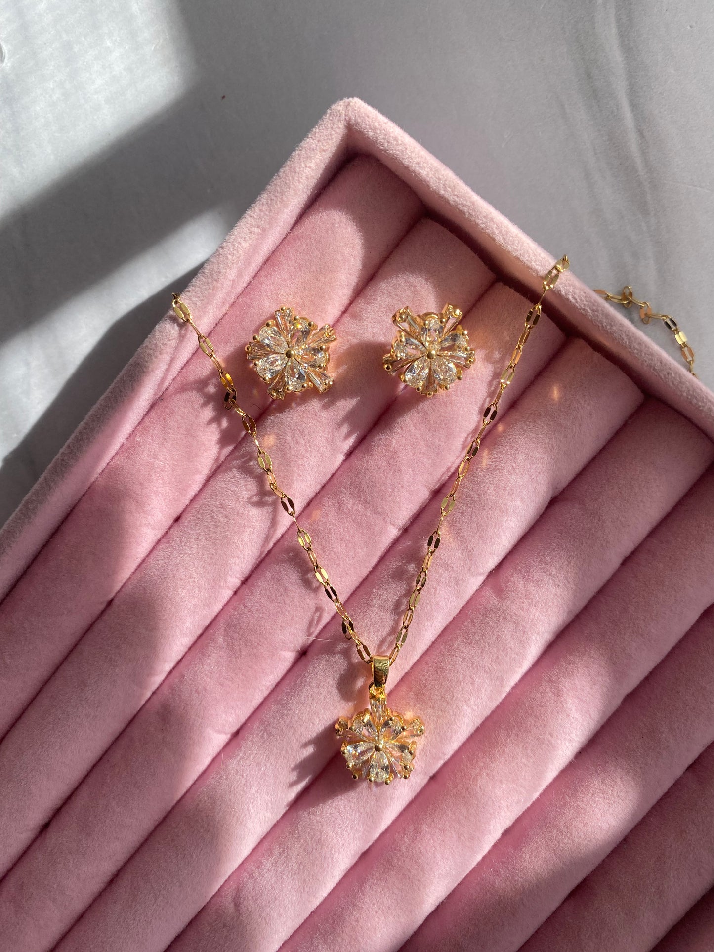 JUEGO ARETES Y COLLAR