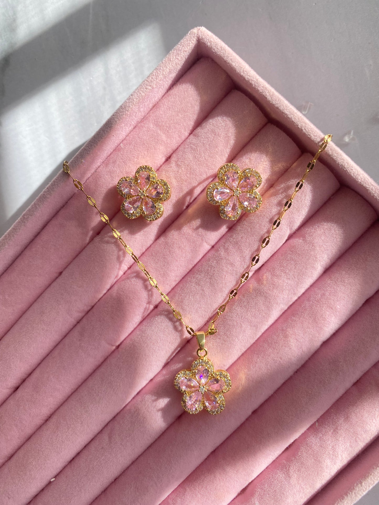 JUEGO ARETES Y COLLAR