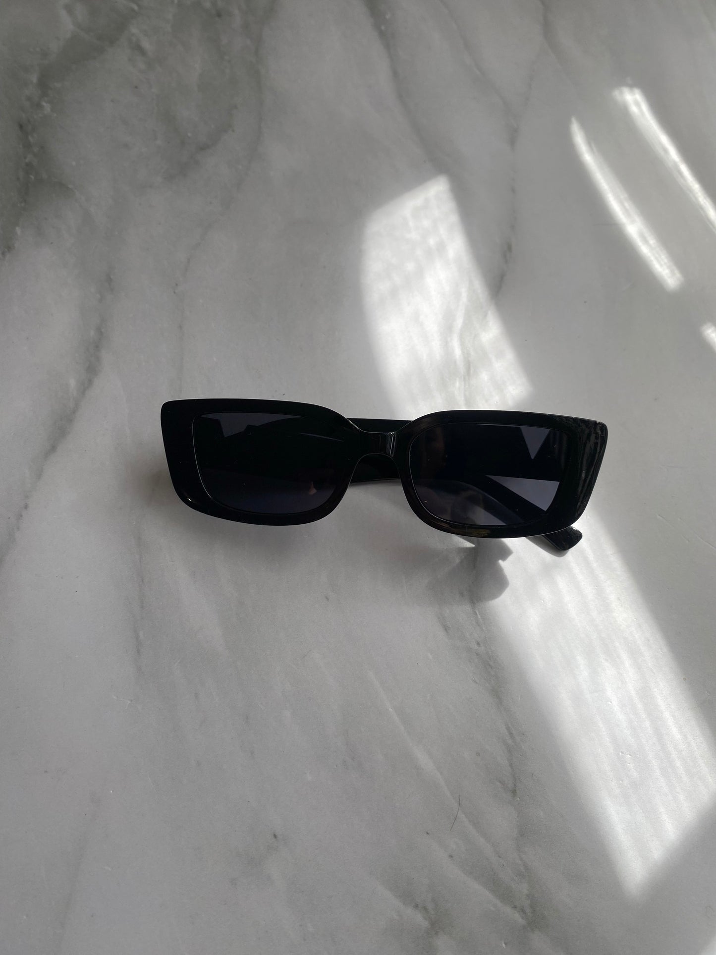 LENTES NEGROS CON DETALLE