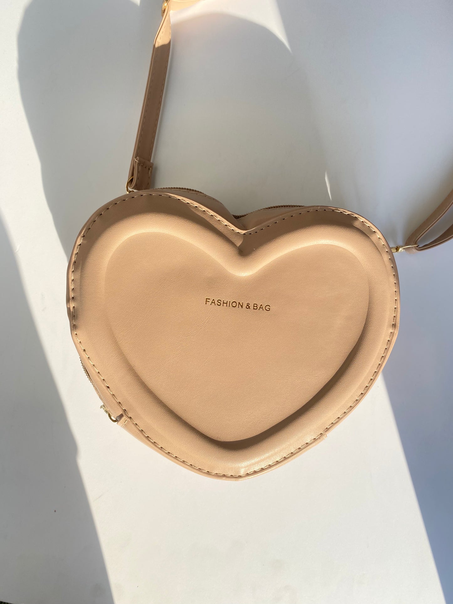 BOLSO CROSSBODY DE CORAZÓN LATTE