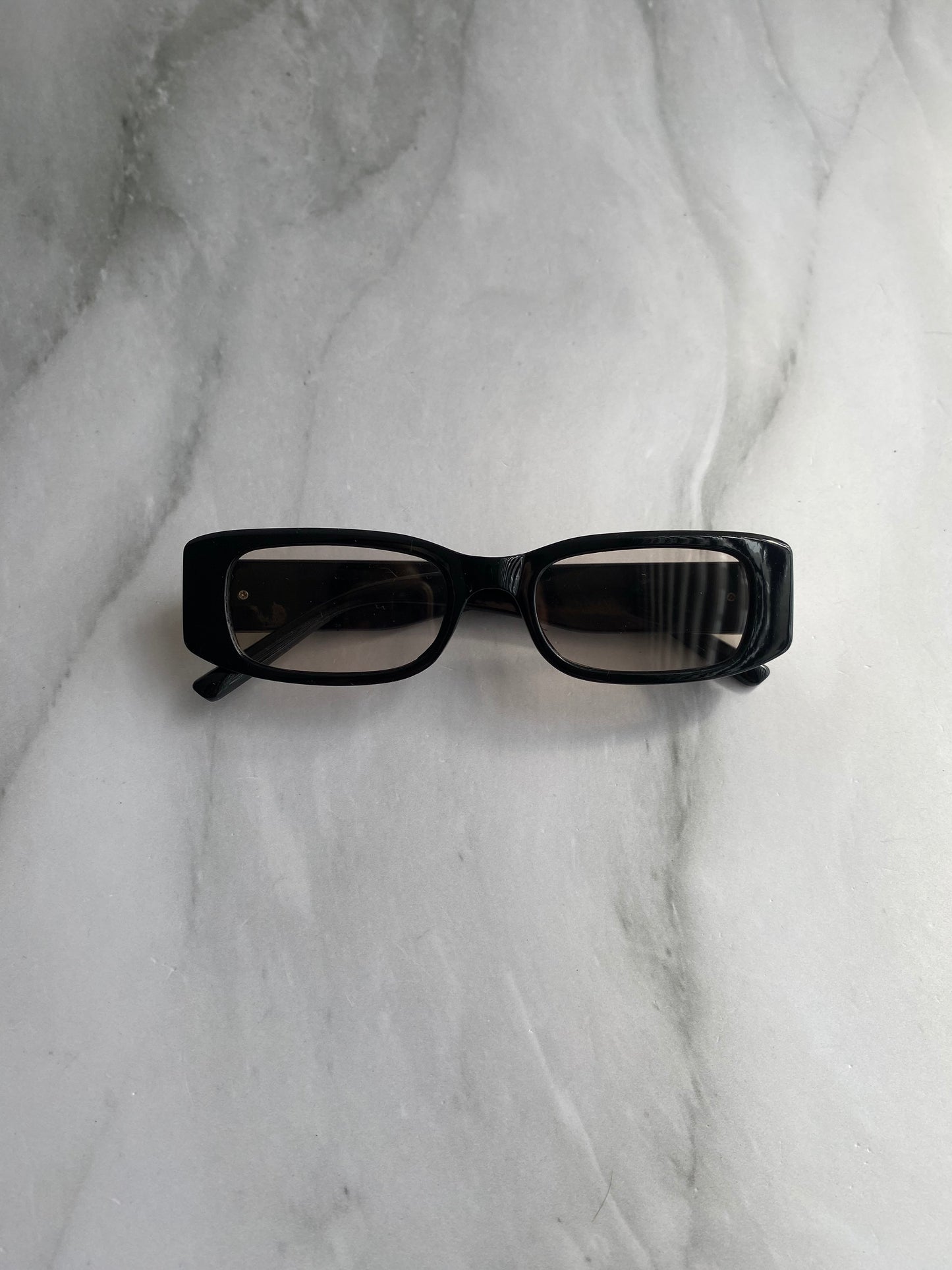 LENTES NEGROS CON DETALLE