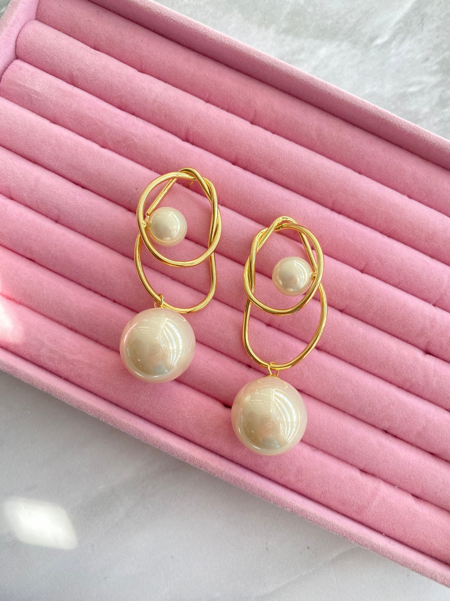 ARETES BRISA IRREGULARES CON PERLA
