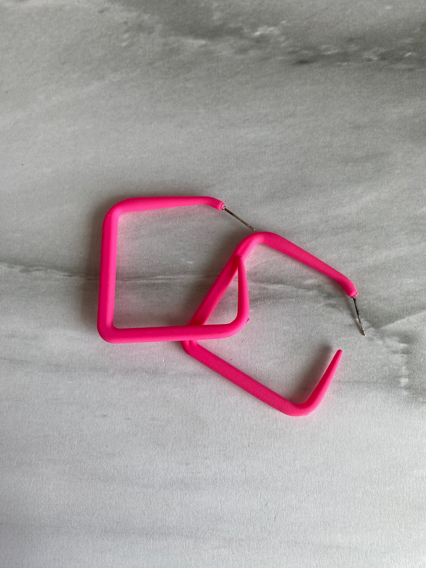 ARRACADAS CUADRADAS ROSA