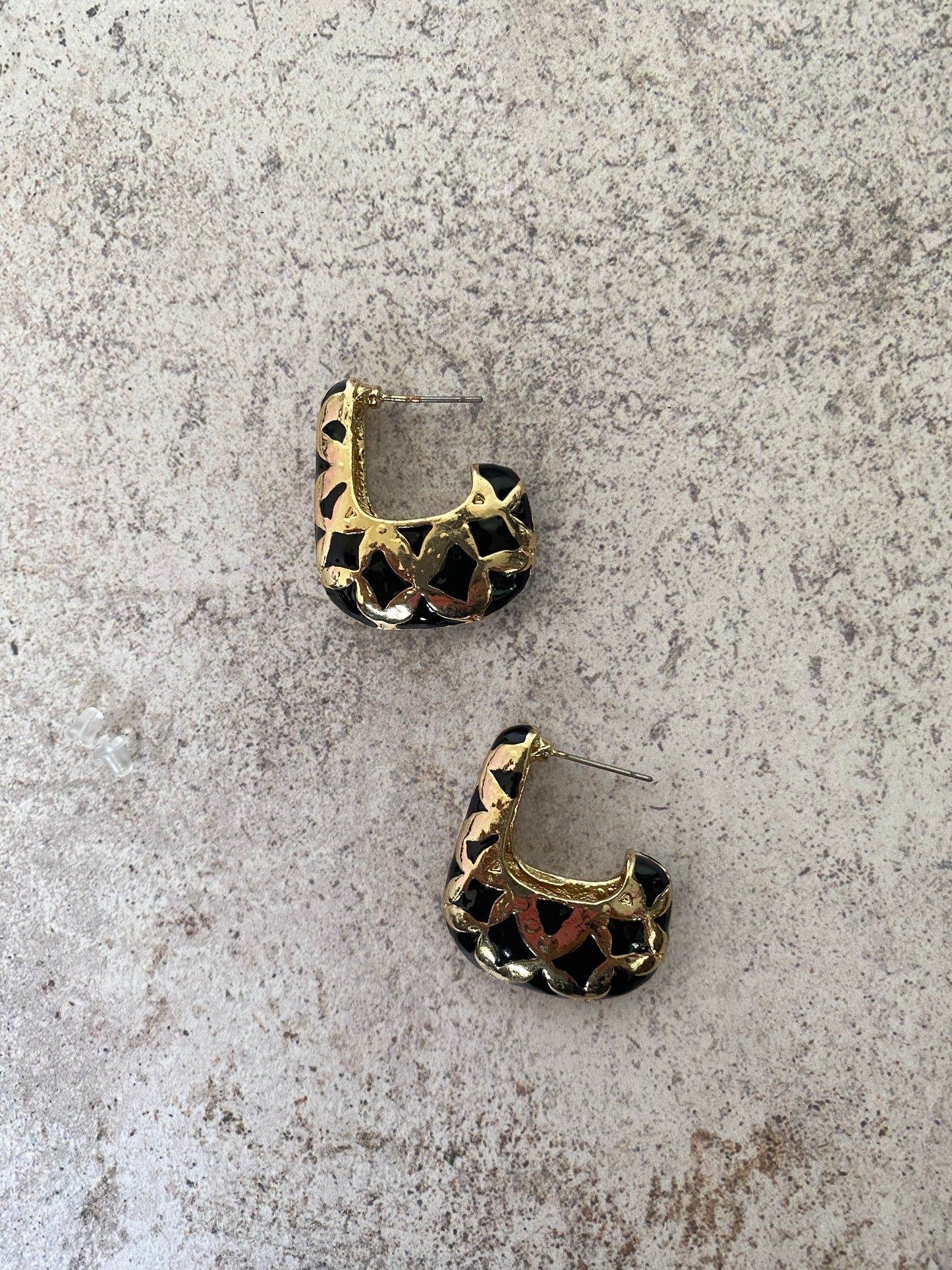 ARETES CON DETALLES NEGROS