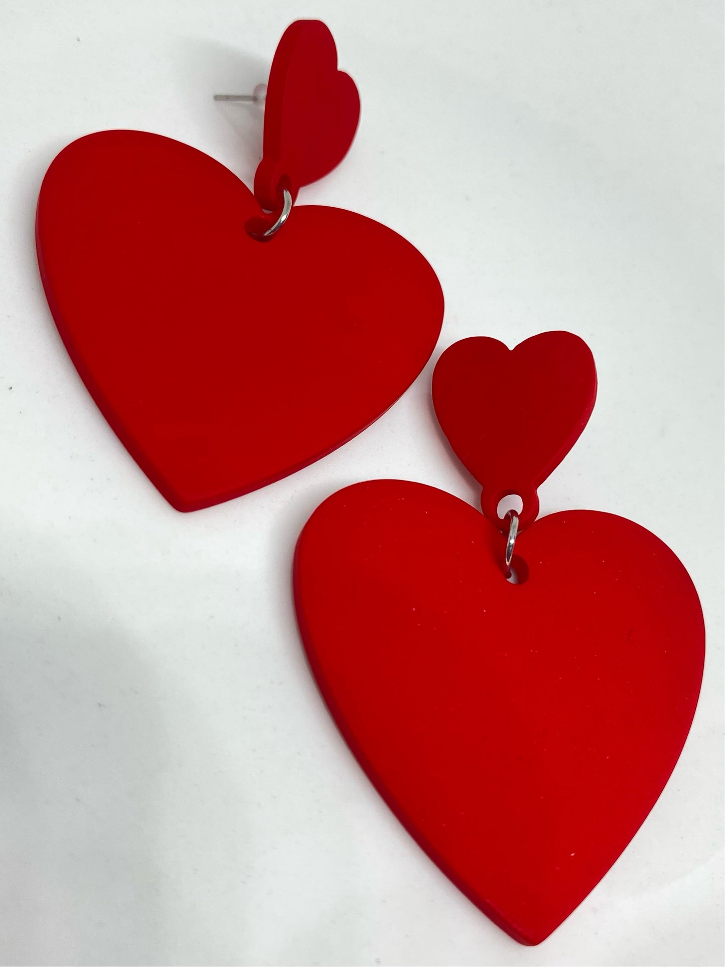 ARETES COLGANTES CORAZON ROJO