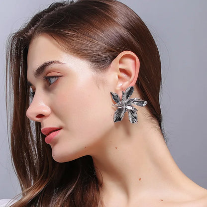 ARETES DE FLOR GRANDE PLATEADO