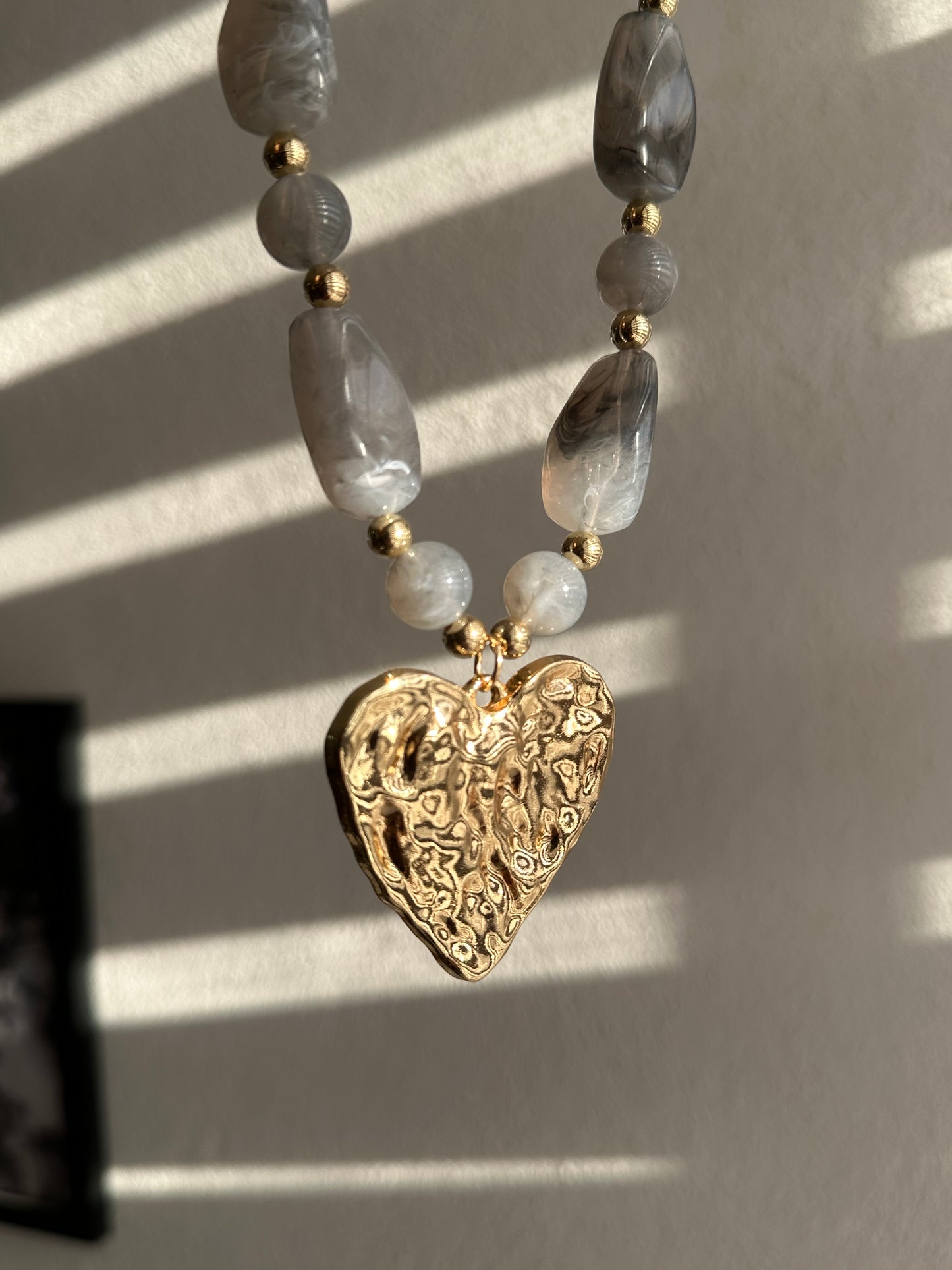COLLAR CHUNKY DE CUENTAS CON DIJE