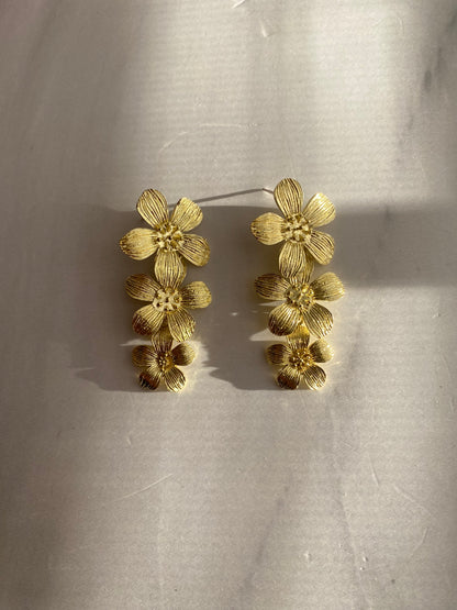 ARETES LARGOS TRIPLE FLOR