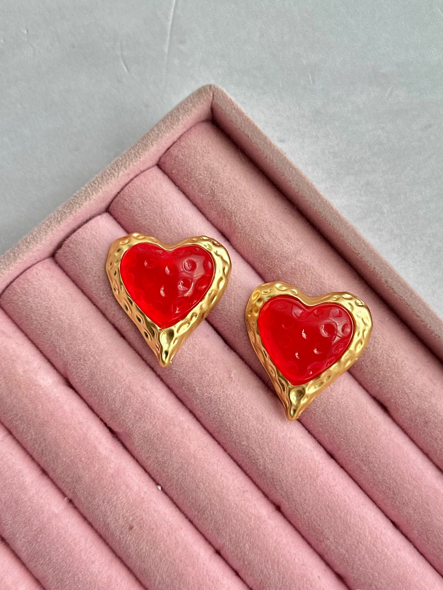 ARETES CORAZÓN ROJO