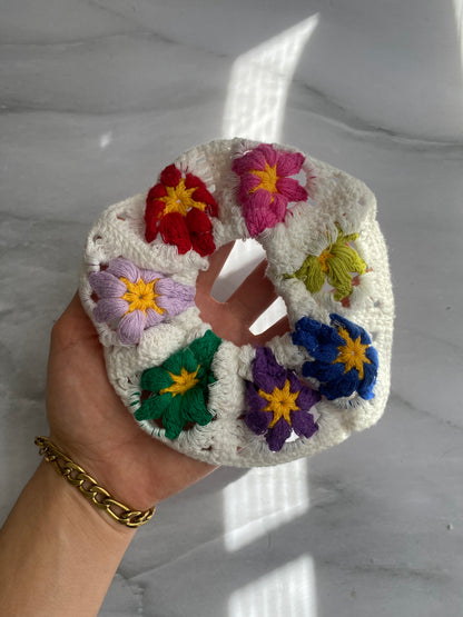SCRUNCHIE TEJIDA FLORES