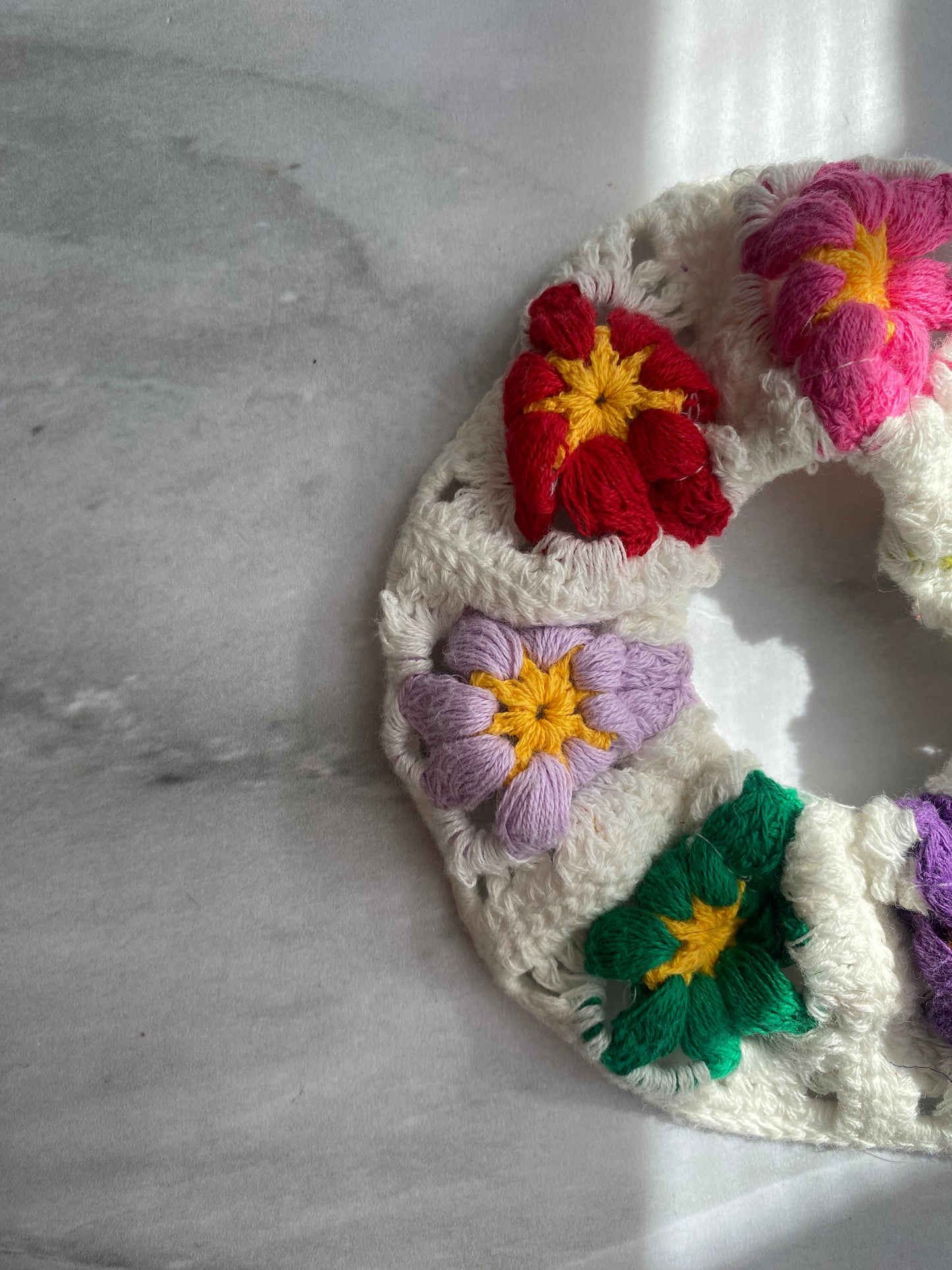 SCRUNCHIE TEJIDA FLORES