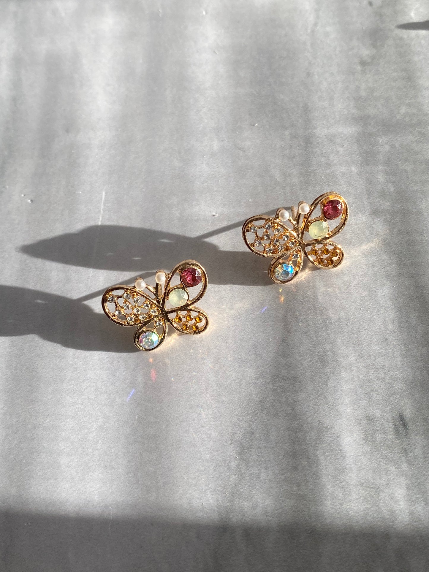 ARETES DE MARIPOSA CON CRISTALES