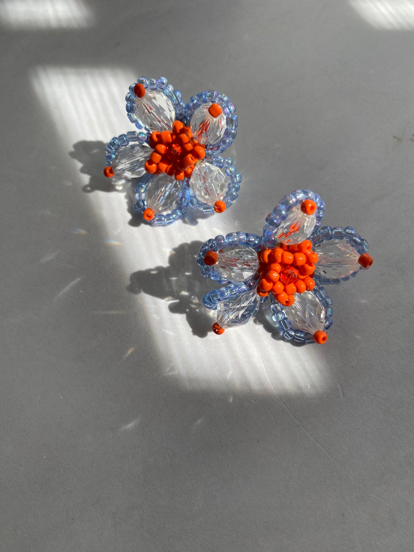 ARETES DE FLOR CON CUENTAS