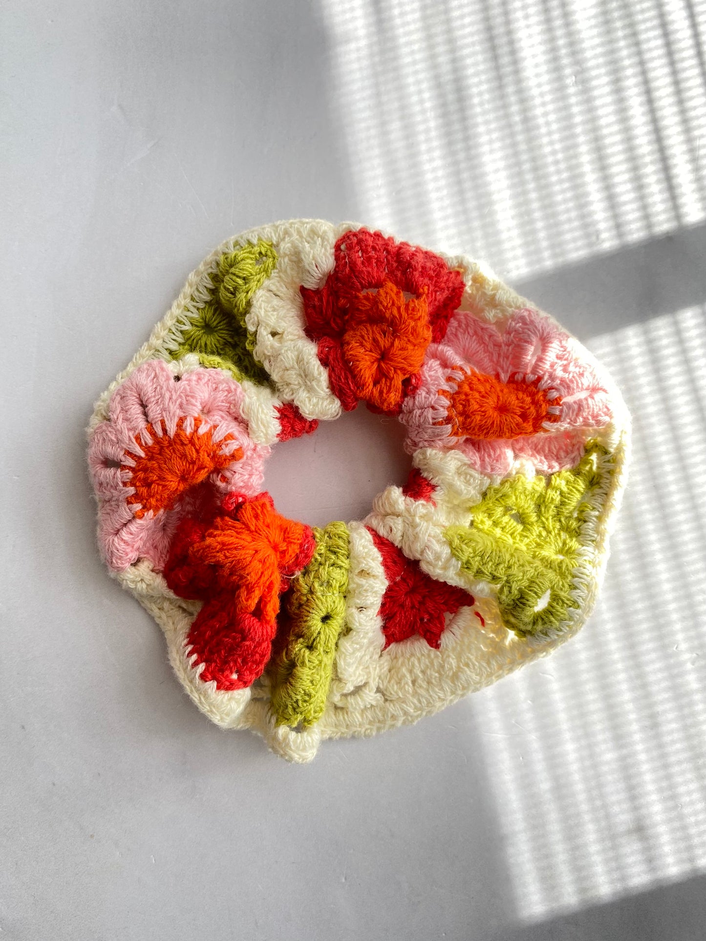 SCRUNCHIE TEJIDA FLORES