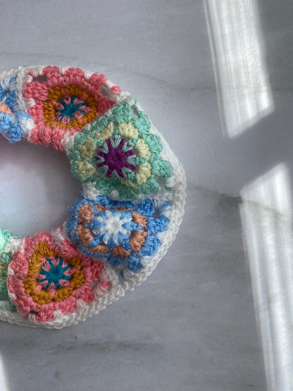 SCRUNCHIE TEJIDA FLORES