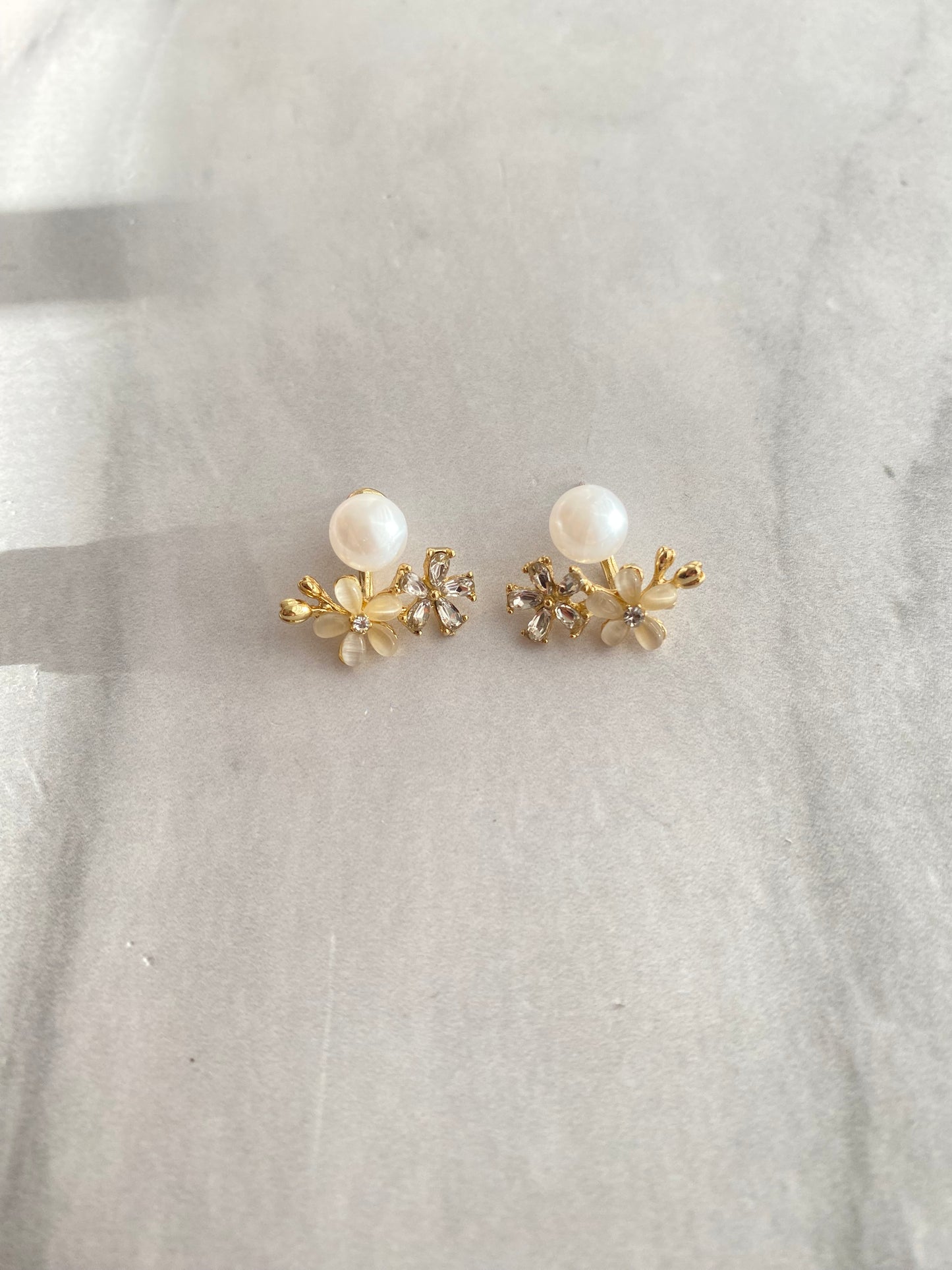 ARETES DE FLORES CON PERLA