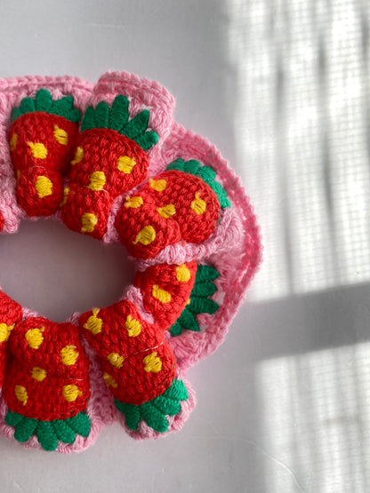 SCRUNCHIE TEJIDA FRESAS