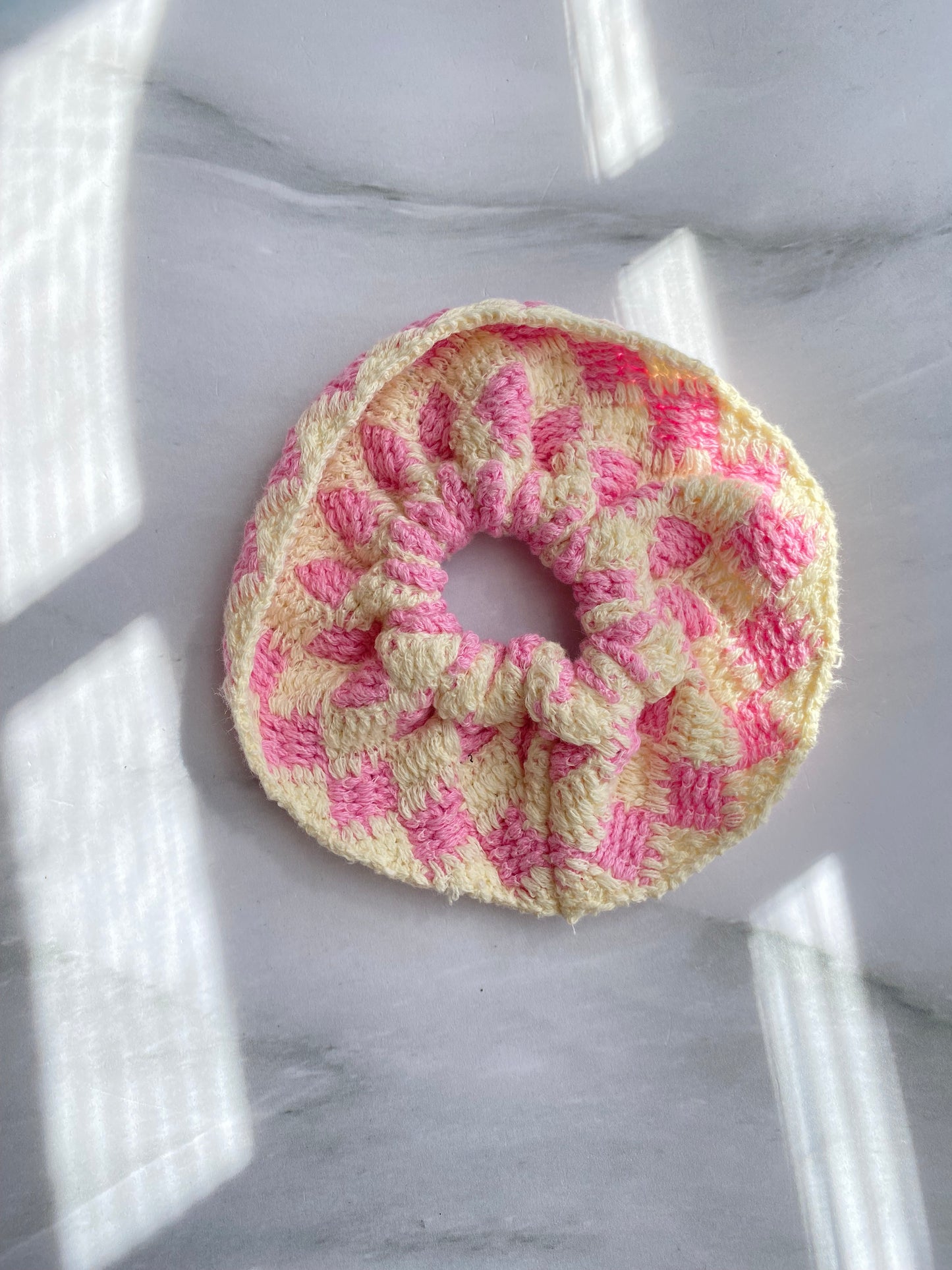 SCRUNCHIE TEJIDA CUADROS ROSA