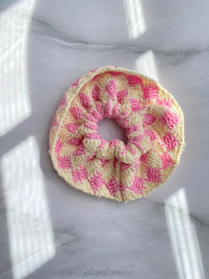 SCRUNCHIE TEJIDA CUADROS ROSA