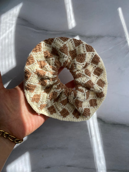 SCRUNCHIE TEJIDA CUADROS CAFÉ