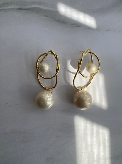 ARETES BRISA IRREGULARES CON PERLA