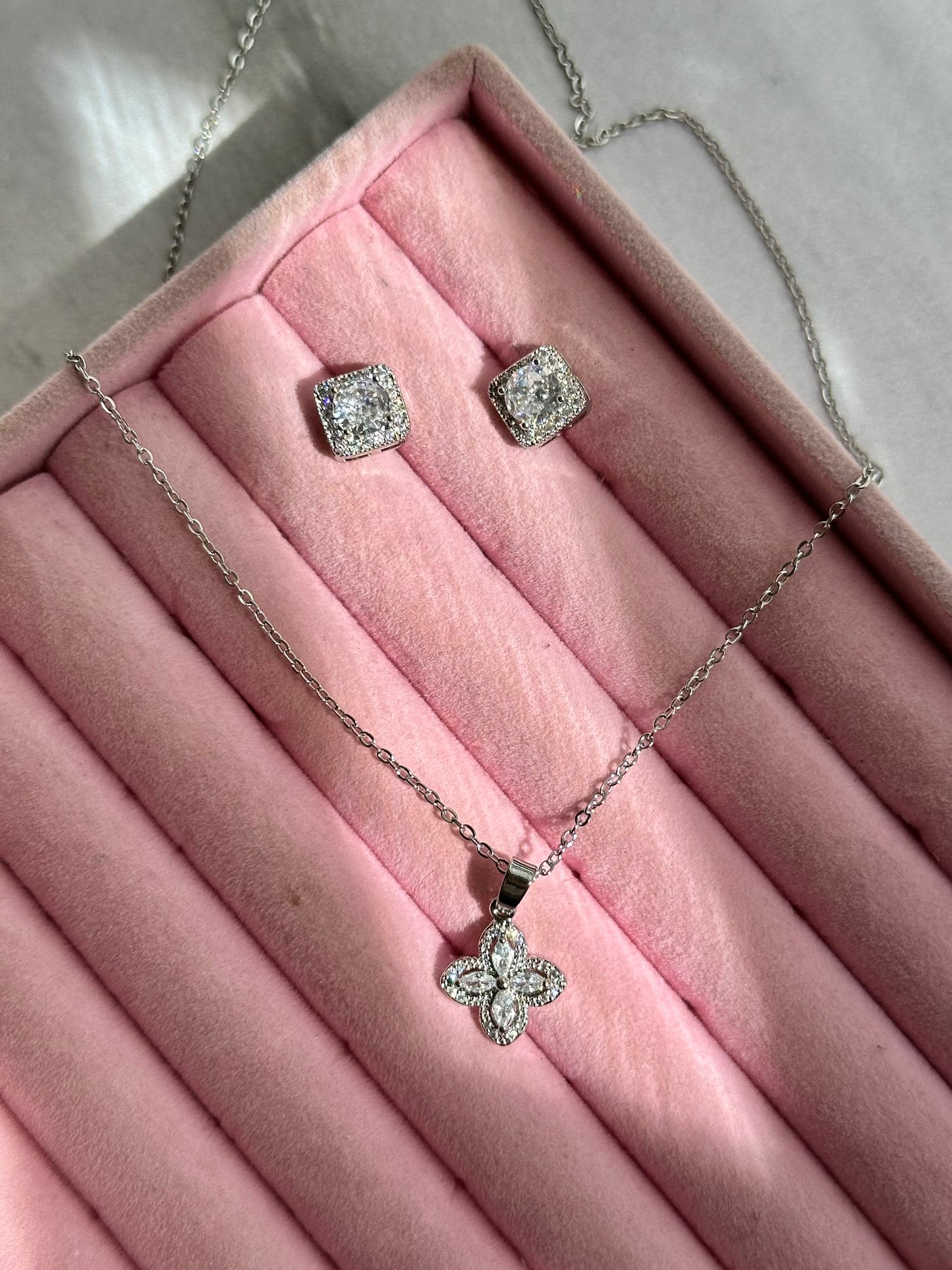 JUEGO ARETES Y COLLAR