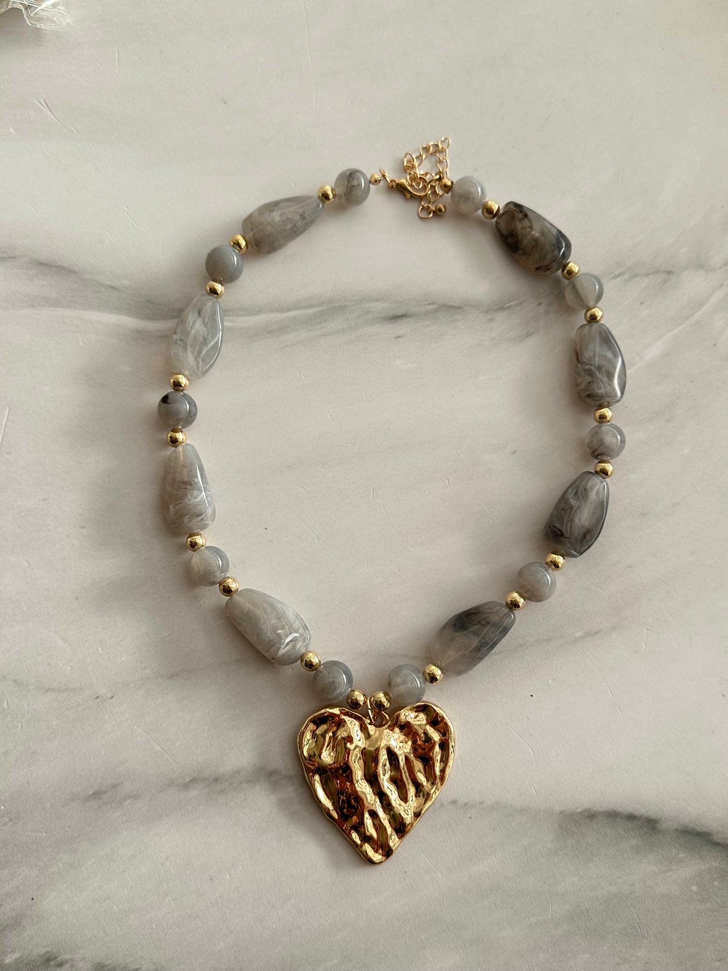 COLLAR CHUNKY DE CUENTAS CON DIJE