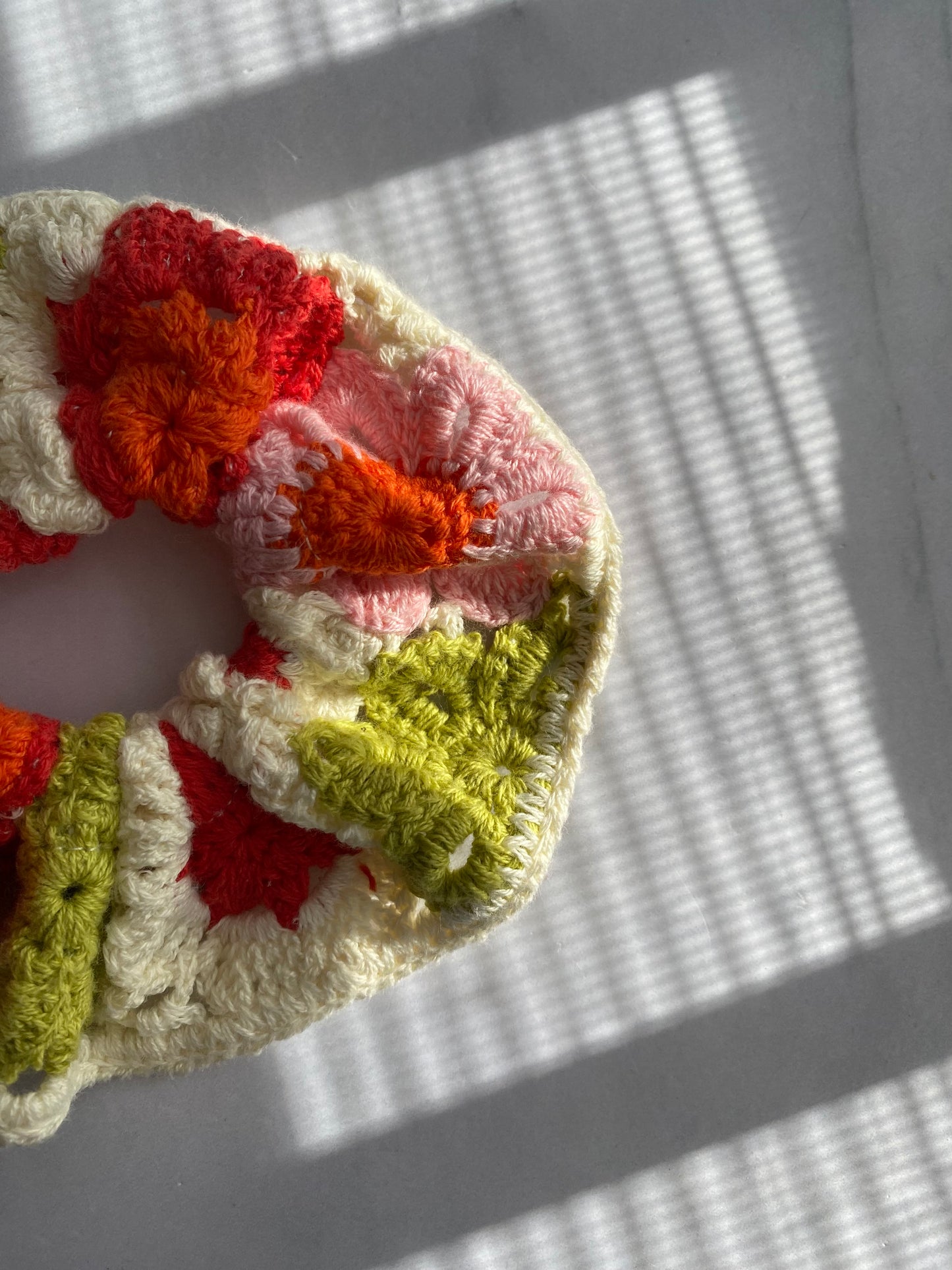 SCRUNCHIE TEJIDA FLORES