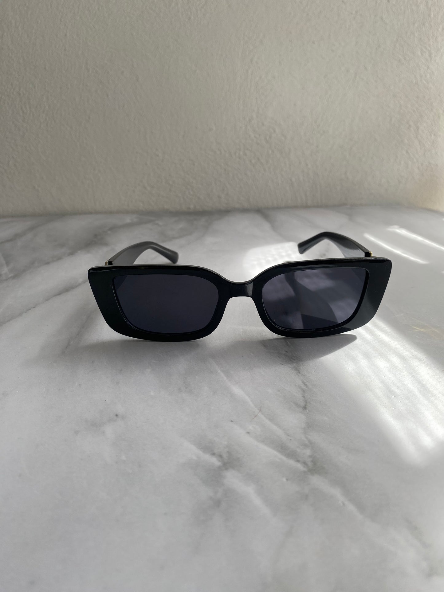 LENTES NEGROS CON DETALLE