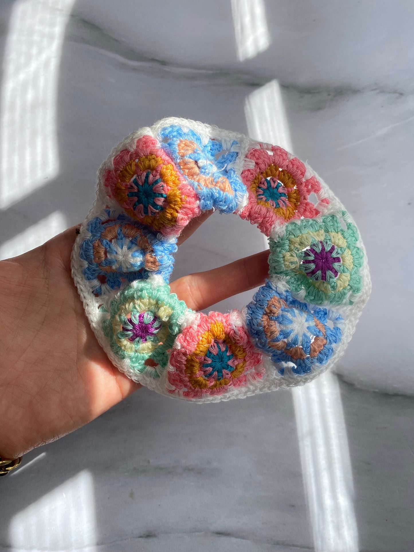 SCRUNCHIE TEJIDA FLORES