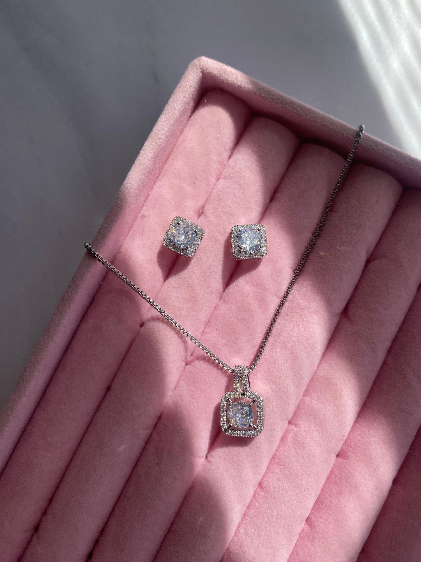 JUEGO ARETES Y COLLAR